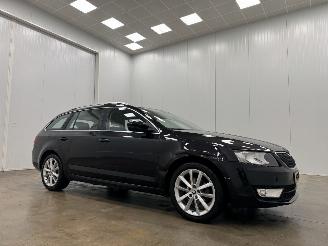 krockskadad bil auto Skoda Octavia Combi 1.6 TDI Ambition Panoramadak Navi Clima 2015/1