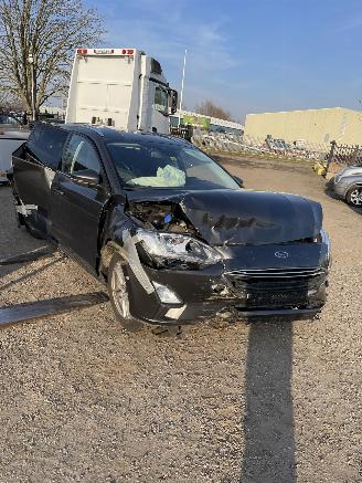 Ford Focus 1.0 ecoboost titanium business picture 2