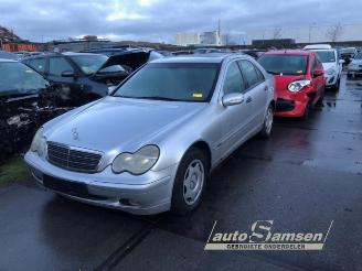 Coche siniestrado Mercedes C-klasse C (W203), Sedan, 2000 / 2007 2.2 C-200 CDI 16V 2001/5