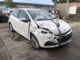 damaged passenger cars Peugeot 208 208 I (CA/CC/CK/CL) Hatchback 2012 / 2019 - 1.2 12V e-THP PureTech 110 Hatchback  Benzine 1.199cc 81kW (110pk) FWD 2013-01/2019-12 (CAHNZ; CCHNZ) EB2DT; HNZ 2016/8