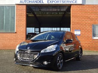 damaged passenger cars Peugeot 208 1.2i Intuitive, Leer, Navi-MMS, Cruise & Climate 2013/3