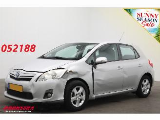 skadebil auto Toyota Auris 1.8 Full Hybrid Aspiration Navi Cruise Clima Bluetooth 105.627 km! 2012/1