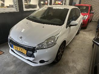krockskadad bil auto Peugeot 208 1.2 VTI  Active 2013/4