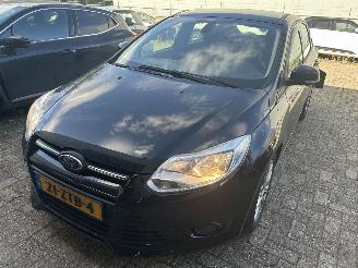 skadebil auto Ford Focus 1.6 TDCI   5 Drs 2013/2