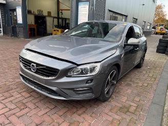 Coche siniestrado Volvo V-60 V60 I (FW/GW), Combi, 2010 / 2018 2.4 D6 20V AWD Twin Engine Plug-in Hybrid 2015/12