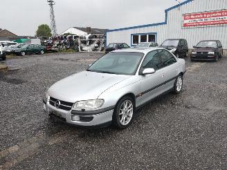 Auto da rottamare Opel Omega 2.5 Zilver 147 voor Onderdelen 1998/3