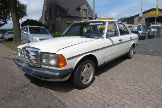Schadeauto Mercedes 200-300D 200 DIESEL 123 TYPE SEDAN 1977/4