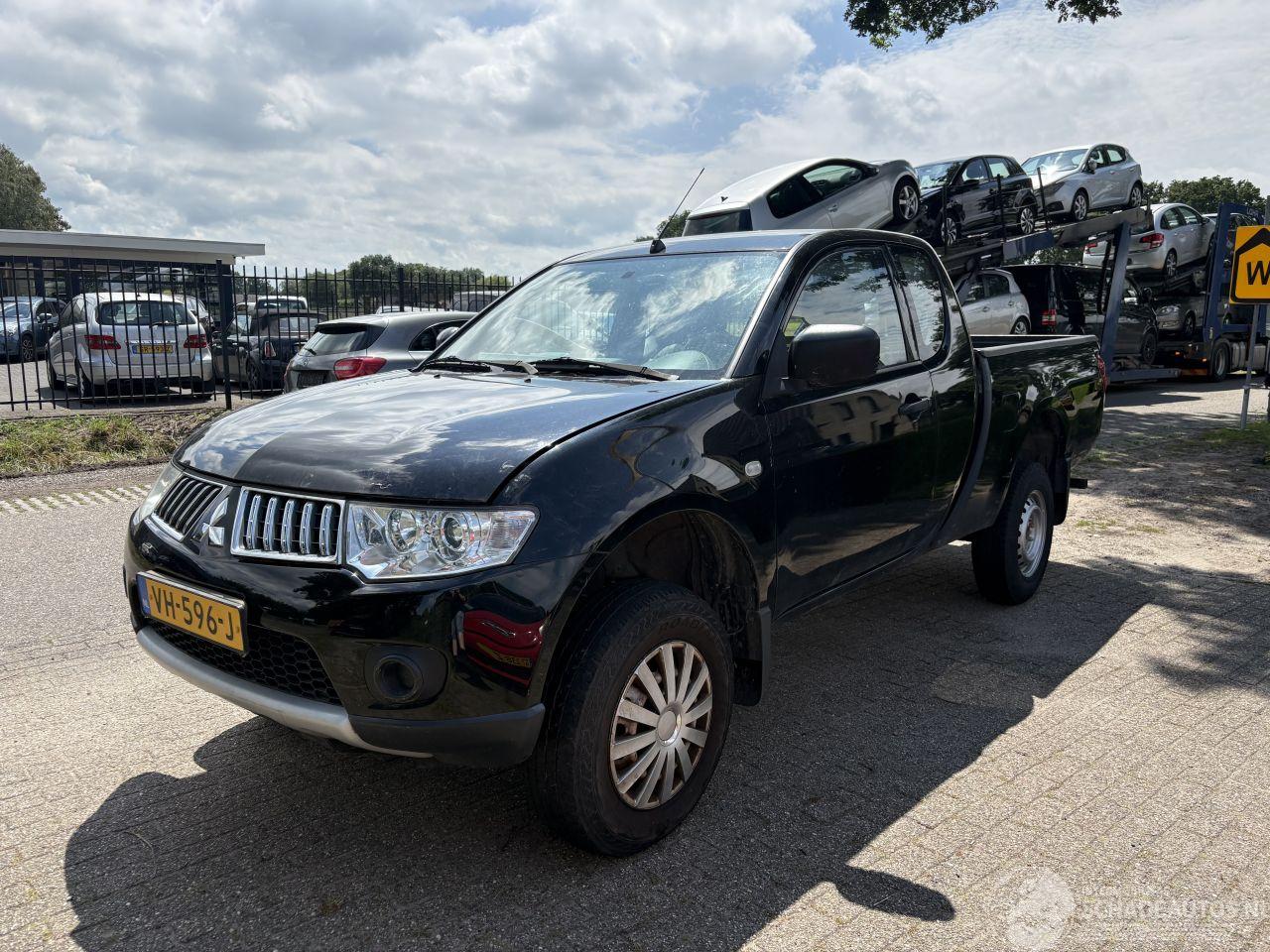 Mitsubishi L-200 4x4 2.5 DI-D Club Cab Invite 4X4 MOTORSCHADE !!!!