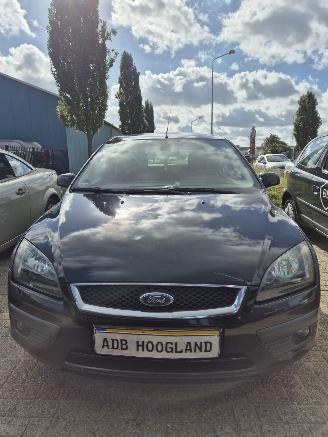 Coche siniestrado Ford Focus 2 Hatchback 1.6 16V (HWDA(Euro 3)) [74kW] 5-BAK 2006/1