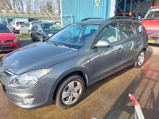 Damaged car Hyundai I-30 i30 Crosswagon (WWH) Combi 1.6 CVVT 16V 2010/3