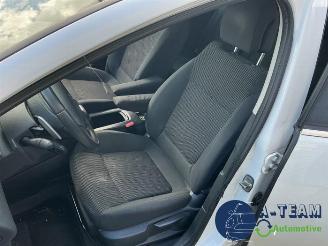 Peugeot 5008 5008 I (0A/0E), MPV, 2009 / 2017 1.6 HDiF 16V picture 15