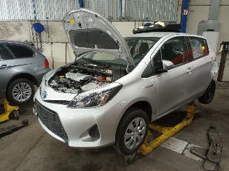 Salvage car Toyota Yaris Yaris III (P13) Hatchback 1.5 16V Hybrid (1NZ-FXE) [74kW]  (03-2012/09=
-2020) 2014/1