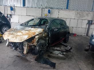 Vrakbiler auto Renault Clio Clio IV (5R) Hatchback 5-drs 0.9 Energy TCE 90 12V (H4B-400(H4B-A4)) [=
66kW]  (11-2012/08-2021) 2013