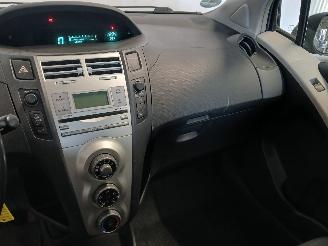 Toyota Yaris Yaris II (P9) Hatchback 1.3 16V VVT-i (2SZFE) [64kW]  (08-2005/11-2010=
) picture 16