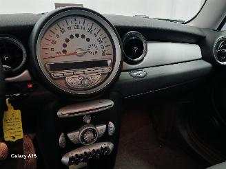 Mini Mini Mini (R56) Hatchback 1.6 16V Cooper (N12-B16A) [88kW]  (10-2006/02-201=
2) picture 17