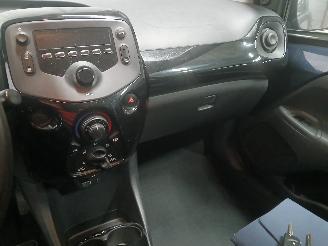 Peugeot 108 108 Hatchback 1.0 12V (1KRFE(CFB)) [51kW]  (05-2014/...) picture 16