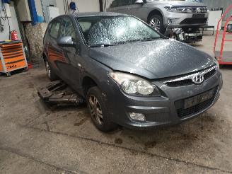 Hyundai I-30 i30 (FD) Hatchback 1.6 CVVT 16V (G4FC-G) [93kW]  (02-2008/11-2011) picture 2