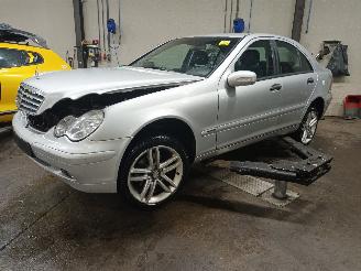 Dezmembrări autoturisme Mercedes C-klasse C (W203) Sedan 2.6 C-240 V6 18V (M112.912) [125kW]  (05-2000/02-2007) 2001/10