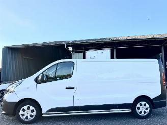 skadebil bedrijf Renault Trafic Gereserveerd 2.0 dCi 120pk 6-bak T29 L2/H1 Bns - 3pers - facelift - 34dkm - pdc - trekh - navi - airco - cruise - aux - usb 2021/8