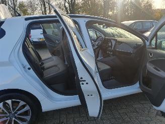 Renault Zoé INTENSE  51 KW met CCS lader  8000 km technisch probleem HUURBATTERY picture 19