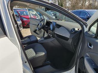 Renault Zoé INTENSE  51 KW met CCS lader  8000 km technisch probleem HUURBATTERY picture 9