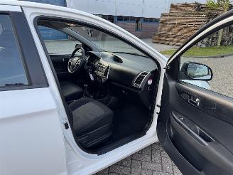 Hyundai I-20 1.2 i  63kw Airco picture 18