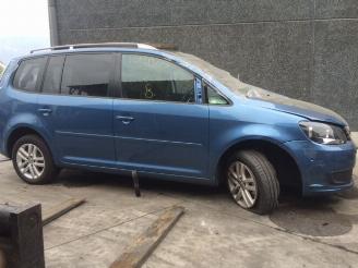 skadebil auto Volkswagen Touran 1600 diesel 2014/1