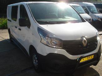 skadebil bedrijf Renault Trafic DUBBELE CABINE 1.6DCI EURO 6-MOTOR STUK 2019/4