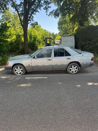 Mercedes 200-serie 230 E picture 2