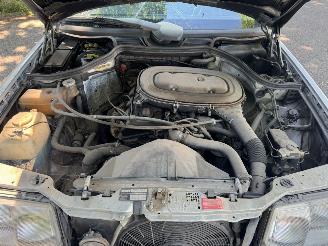 Mercedes 200-serie 230 E picture 6