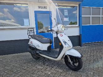 krockskadad bil bromfiets Sym  FIDDLE II 2012/11