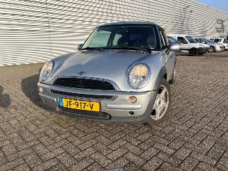 krockskadad bil auto Mini One 1.6 16V One Hatchback  Benzine 1.598cc 66kW (90pk) FWD 2004/2