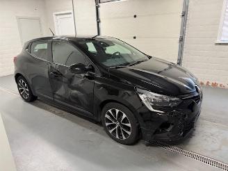 Vaurioauto  passenger cars Renault Clio  2022/9